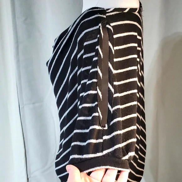🆑️striped cowl neck cold shoulder top - Picture 3 of 4